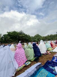 Warga Laksanakan Sholat Idul Fitri di Lapangan Terbuka