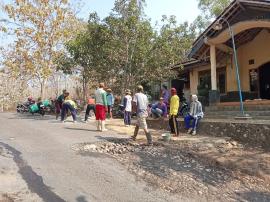 LURAH, PAMONG KALURAHAN KARANGWUNI, DAN WARGA TIRISAN KERJA BAKTI